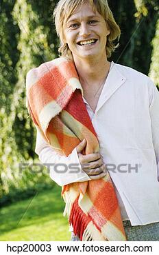 Banco de Imagem - sorrindo,  carregar, 
 cobertor. fotosearch 
- busca de fotos, 
imagens e clipart