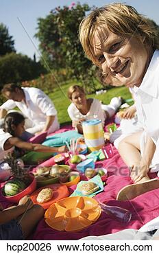 Banco de Imagem - sorrindo,  piquenique. 
fotosearch - busca 
de fotos, imagens 
e clipart