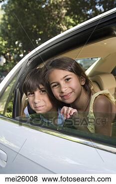 Banco de Imagem - crianças,  sorrindo, 
 através,  car, 
 janela. fotosearch 
- busca de fotos, 
imagens e clipart