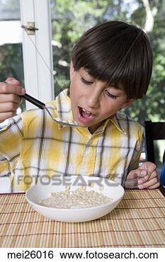 Banco de Imagem - menino,  comer, 
 pequeno almoço. 
fotosearch - busca 
de fotos, imagens 
e clipart