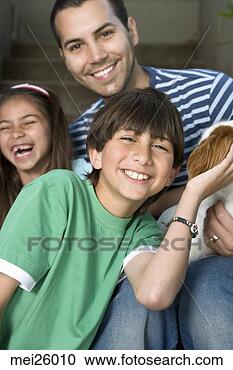 Arquivo de Fotografias - pai,  crianças, 
 sorrindo. fotosearch 
- busca de fotos, 
imagens e clipart