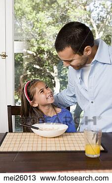 Banco de Imagem - pai,  filha,  
comer,  pequeno 
almoço. fotosearch 
- busca de fotos, 
imagens e clipart