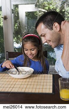 Banco de Imagem - pai,  filha,  
comer,  pequeno 
almoço. fotosearch 
- busca de fotos, 
imagens e clipart