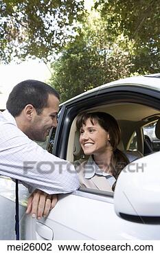 Banco de Imagem - par,  falando, 
 através,  car, 
 janela. fotosearch 
- busca de fotos, 
imagens e clipart
