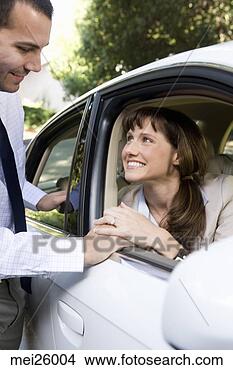 Banco de Imagem - par,  falando, 
 através,  car, 
 janela. fotosearch 
- busca de fotos, 
imagens e clipart