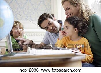 Banco de Imagem - família,  leitura, 
 junto. fotosearch 
- busca de fotos, 
imagens e clipart