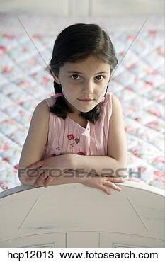 Banco de Imagem - jovem,  menina, 
 ficar,  cama. 
fotosearch - busca 
de fotos, imagens 
e clipart