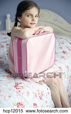 Banco de Imagem - jovem,  menina, 
 segurando,  mala, 
 cama. fotosearch 
- busca de fotos, 
imagens e clipart