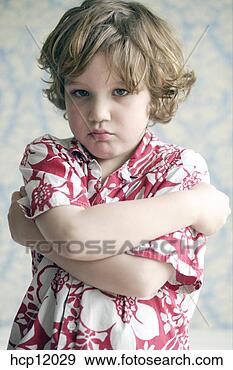 Arquivo Fotográficos - jovem,  menino, 
 braços,  cruzado. 
fotosearch - busca 
de fotos, imagens 
e clipart