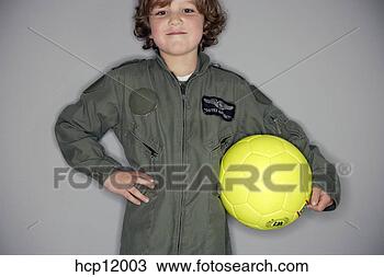 Banco de Imagem - jovem,  menino, 
 jumpsuit,  segurando, 
 bola. fotosearch 
- busca de fotos, 
imagens e clipart