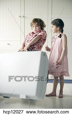 Foto - jovem,  menino, 
 levantamento, 
 pesado,  mala. 
fotosearch - busca 
de fotos, imagens 
e clipart