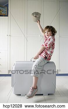 Banco de Imagem - jovem,  menino, 
 montando,  mala, 
 boiadeiro. fotosearch 
- busca de fotos, 
imagens e clipart