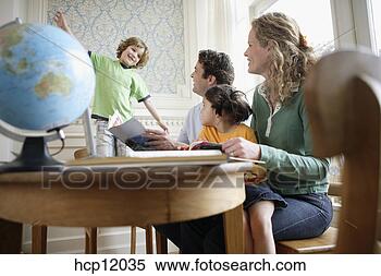 Banco de Imagem - jovem,  menino, 
 tocando,  família, 
 relógios. fotosearch 
- busca de fotos, 
imagens e clipart