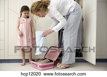 Arquivo de Fotografias - mãe,  filha,  
embalagem,  mala. 
fotosearch - busca 
de fotos, imagens 
e clipart