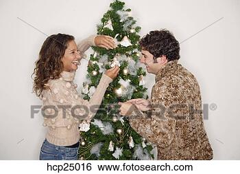 Banco de Imagem - par,  decorando, 
 natal,  árvore. 
fotosearch - busca 
de fotos, imagens 
e clipart