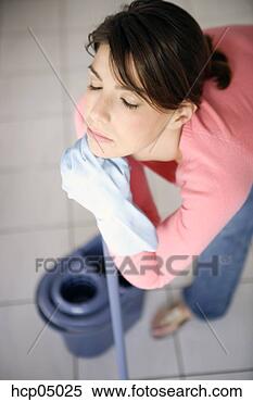 Banco de Imagem - mulher,  descansar, 
 esfregão. fotosearch 
- busca de fotos, 
imagens e clipart