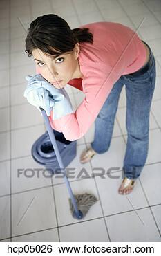 Banco de Imagem - mulher,  descansar, 
 esfregão. fotosearch 
- busca de fotos, 
imagens e clipart