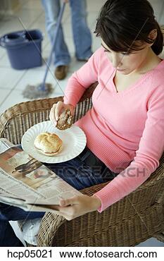 Arquivo de Fotografia - mulher,  relaxante, 
 enquanto,  marido, 
 limpa. fotosearch 
- busca de fotos, 
imagens e clipart