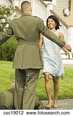 Banco de Imagem - africano,  esposa, 
 saudação,  militar, 
 soldado,  retorno, 
 lar. fotosearch 
- busca de fotos, 
imagens e clipart