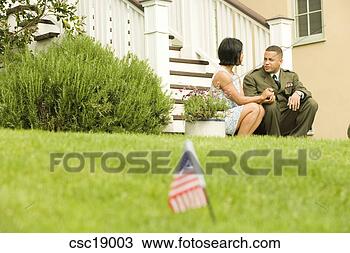 Banco de Imagem - africano,  militar, 
 soldado,  falando, 
 esposa. fotosearch 
- busca de fotos, 
imagens e clipart