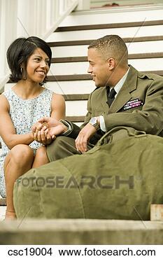 Banco de Imagem - africano,  militar, 
 soldado,  falando, 
 esposa. fotosearch 
- busca de fotos, 
imagens e clipart