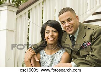 Banco de Imagem - africano,  militar, 
 soldado,  abraçando, 
 esposa. fotosearch 
- busca de fotos, 
imagens e clipart