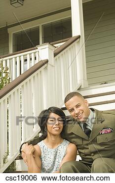 Banco de Imagem - africano,  militar, 
 soldado,  abraçando, 
 esposa. fotosearch 
- busca de fotos, 
imagens e clipart