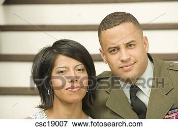 Foto - africano,  militar, 
 soldado,  abraçando, 
 esposa. fotosearch 
- busca de fotos, 
imagens e clipart