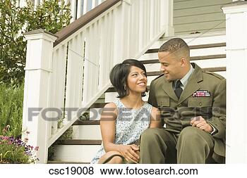 Banco de Imagem - africano,  militar, 
 soldado,  abraçando, 
 esposa. fotosearch 
- busca de fotos, 
imagens e clipart