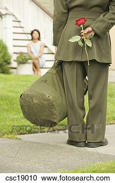 Arquivo de Fotografias - africano,  militar, 
 soldado,  escondendo, 
 rosa,  esposa. 
fotosearch - busca 
de fotos, imagens 
e clipart