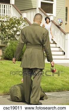 Arquivo de Fotografia - africano,  militar, 
 soldado,  vinda, 
 lar. fotosearch 
- busca de fotos, 
imagens e clipart