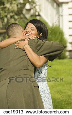 Banco de Imagem - africano,  militar, 
 soldado,  abraçando, 
 esposa. fotosearch 
- busca de fotos, 
imagens e clipart