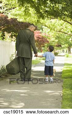 Banco de Imagem - africano,  militar, 
 soldado,  segurando, 
 son's,  mão. 
fotosearch - busca 
de fotos, imagens 
e clipart