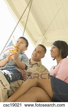 Arquivo de Fotografia - hispânico,  militar, 
 solda,  família, 
 sentando,  alpendre, 
 balanço. fotosearch 
- busca de fotos, 
imagens e clipart
