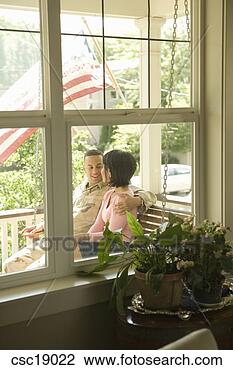 Banco de Imagem - hispânico,  militar, 
 solda,  esposa, 
 sentando,  alpendre, 
 balanço. fotosearch 
- busca de fotos, 
imagens e clipart