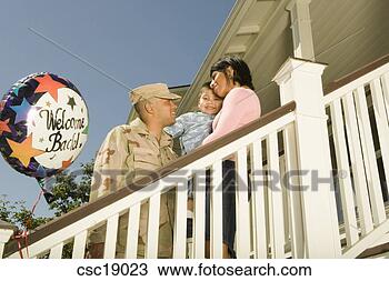 Banco de Imagem - hispânico,  militar, 
 soldado,  vinda, 
 lar. fotosearch 
- busca de fotos, 
imagens e clipart