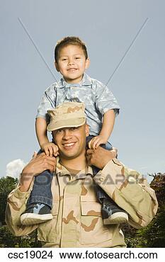 Banco de Imagem - hispânico,  militar, 
 soldado,  segurando, 
 ombros. fotosearch 
- busca de fotos, 
imagens e clipart