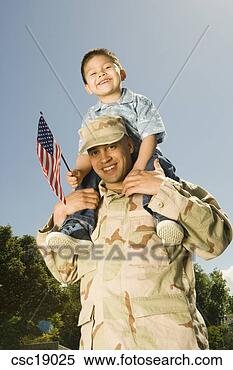 Banco de Imagem - hispânico,  militar, 
 soldado,  segurando, 
 ombros. fotosearch 
- busca de fotos, 
imagens e clipart