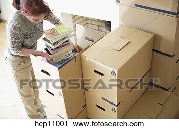 Arquivo de Fotografia - mulher,  embalagem, 
 livros. fotosearch 
- busca de fotos, 
imagens e clipart