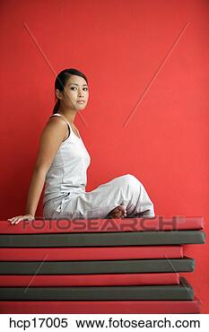 Banco de Imagem - asiático,  mulher, 
 sentando,  tapetes. 
fotosearch - busca 
de fotos, imagens 
e clipart