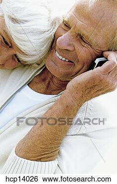 Banco de Imagem - sênior,  falando, 
 célula,  telefone. 
fotosearch - busca 
de fotos, imagens 
e clipart