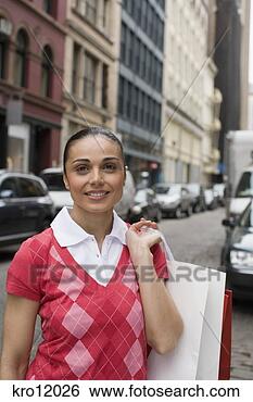 Banco de Imagem - mulher,  carregar, 
 shopping,  sacolas. 
fotosearch - busca 
de fotos, imagens 
e clipart
