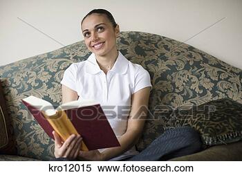 Banco de Imagem - mulher,  leitura, 
 sofá. fotosearch 
- busca de fotos, 
imagens e clipart