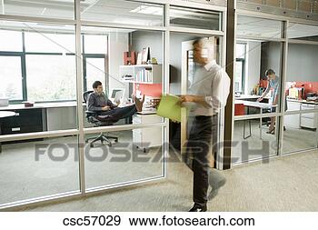 Arquivo Fotográficos - homem negócios, 
 andar,  passado, 
 escritório. fotosearch 
- busca de fotos, 
imagens e clipart