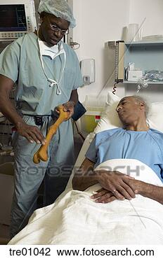 Banco de Imagem - africano,  macho, 
 cirurgião,  descrever, 
 operação,  paciente. 
fotosearch - busca 
de fotos, imagens 
e clipart