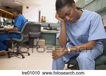 Arquivo de Fotografias - dormir,  africano, 
 femininas,  enfermeira, 
 hospitalar,  
sala. fotosearch 
- busca de fotos, 
imagens e clipart