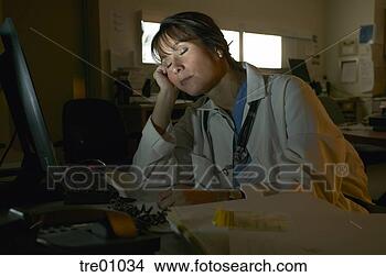 Banco de Imagem - doutor,  adormecido, 
 escrivaninha. 
fotosearch - busca 
de fotos, imagens 
e clipart