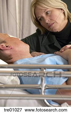 Foto - esposa,  consolar, 
 marido,  hospitalar. 
fotosearch - busca 
de fotos, imagens 
e clipart