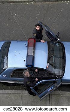 Banco de Imagem - alto,   ângulo, 
  vista,   macho, 
  polícia,   oficiais, 
  sorrindo. fotosearch 
- busca de fotos, 
imagens e clipart