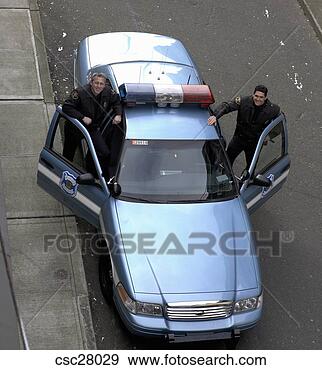 Arquivo Fotográficos - alto,   ângulo, 
  vista,   macho, 
  polícia,   oficiais, 
  sorrindo. fotosearch 
- busca de fotos, 
imagens e clipart